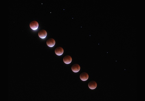 http://astro.gligor.net/2009/12/eclipsa-de-luna-timelapse-totalitate/