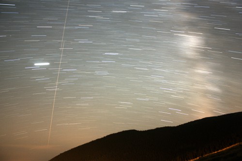 http://astro.gligor.net/2009/12/sateliti-geostationari-avioane-stele/